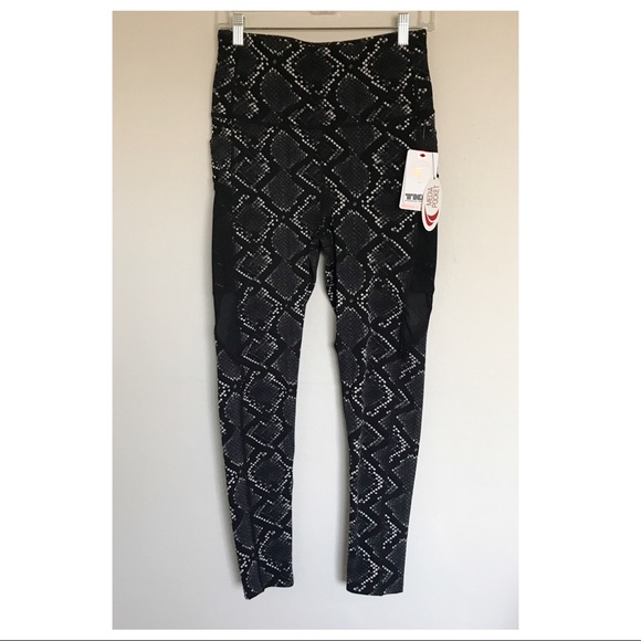 TKO Pants - TKO Black/Gray Snake Print Capri Leggings Size Large NEW Compression Activewear